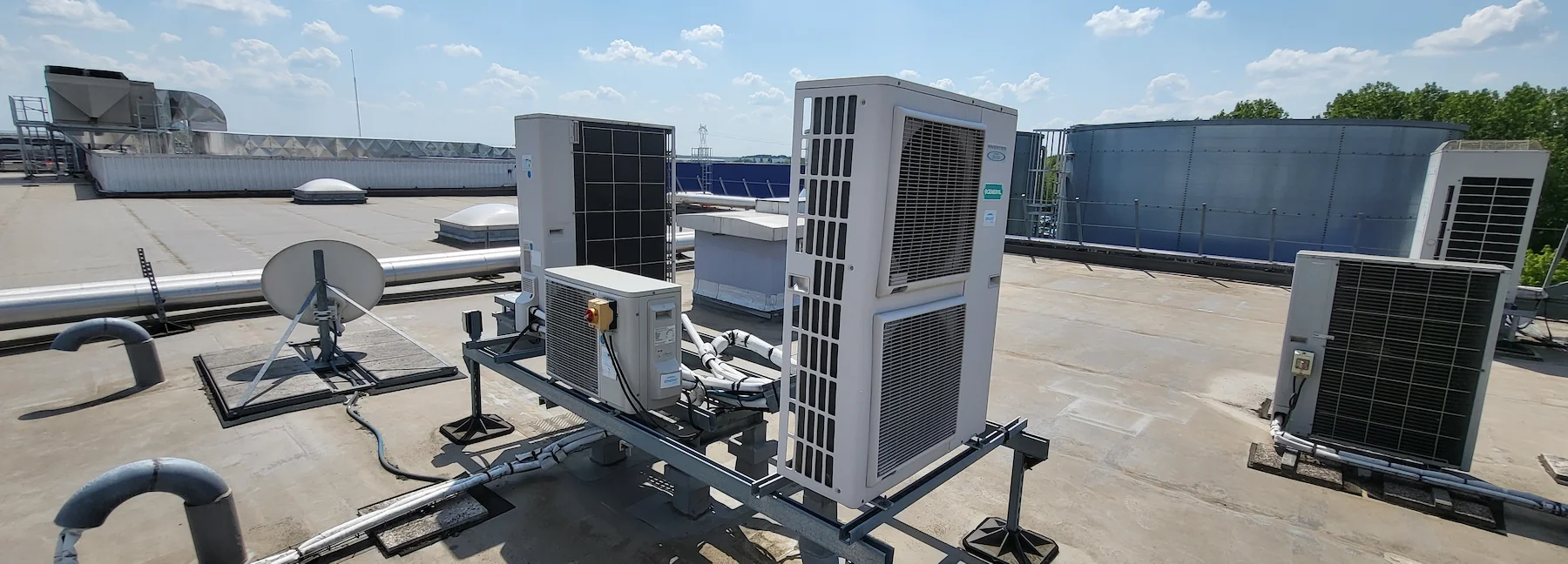 Groupes extérieurs de climatisation et pompes à chaleur en toiture sur site tertiaire