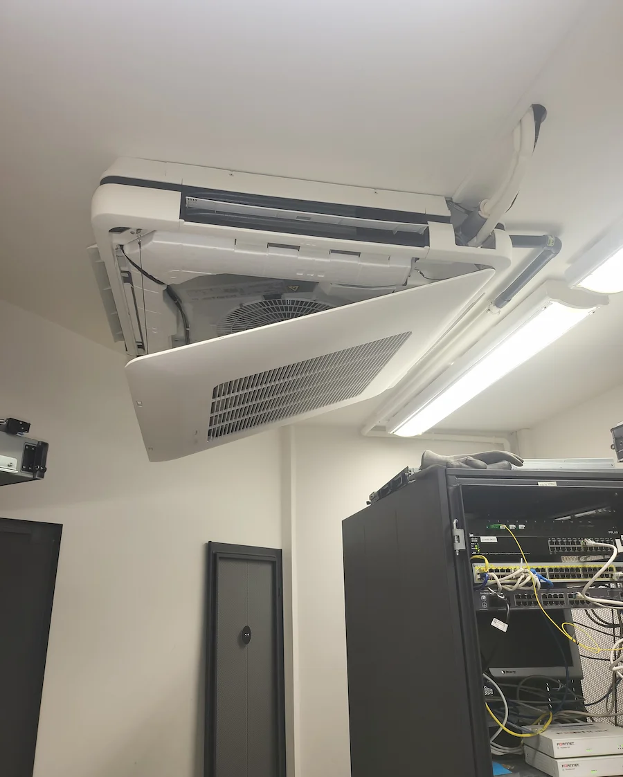 Cassette de climatisation Daikin dans un local serveur contrôlée par R'Up Confort