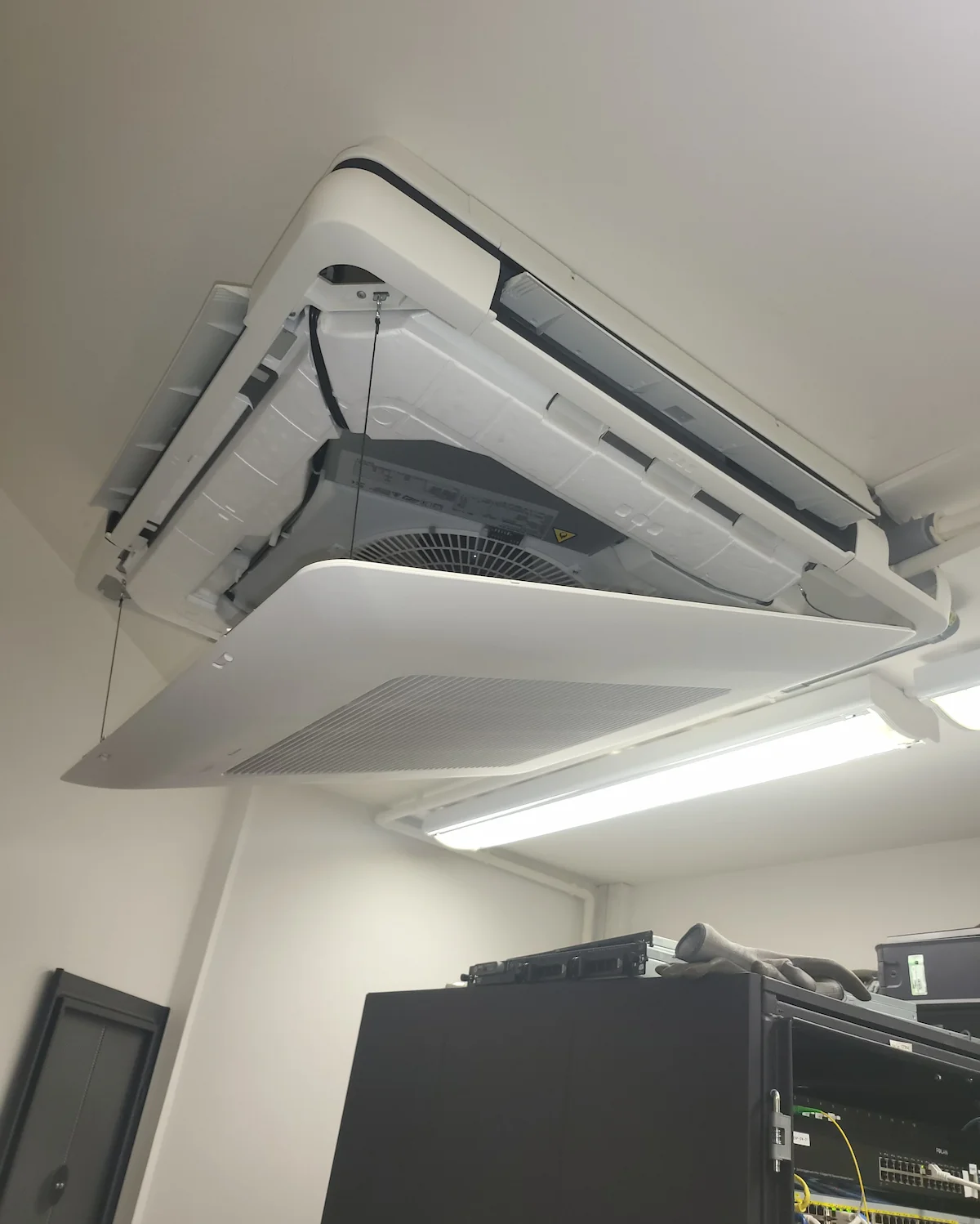 Maintenance d’une cassette Daikin ouverte dans un local serveur à Paris 8e