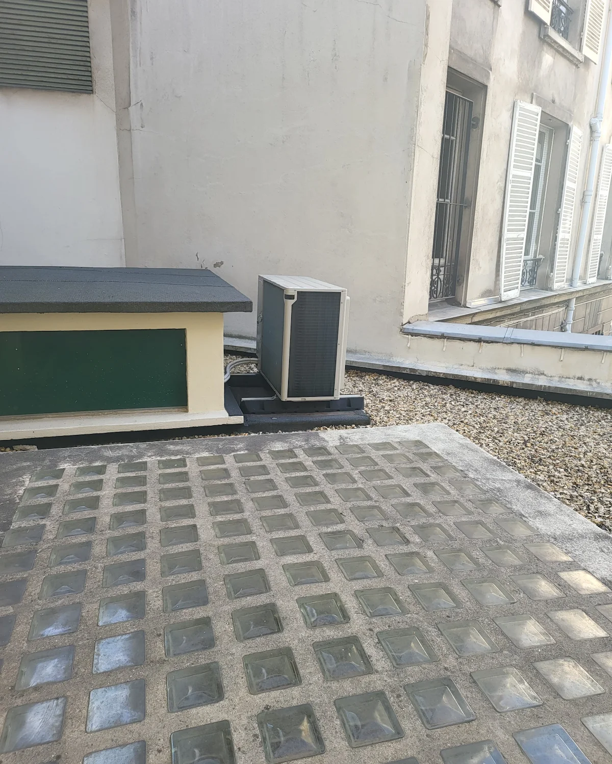 Groupe extérieur Daikin Sky Air installé en toiture à Paris 8e