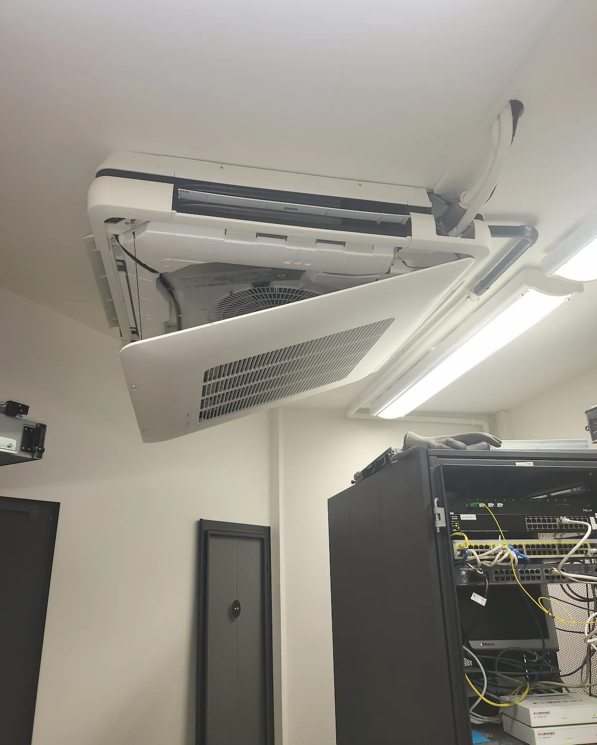 Cassette de climatisation Daikin dans un local serveur lors d’une maintenance à Paris 8e