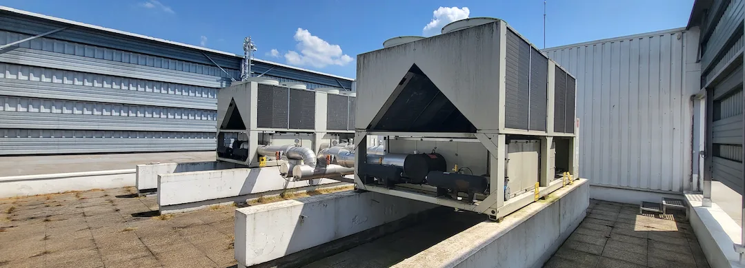 Groupe froid et réseau d'eau glacée lors d'une maintenance CVC